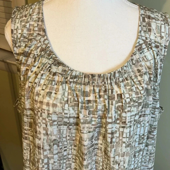 Chico’s wrinkle free sleeveless popover abstract print pleated neckline top - Picture 3 of 14